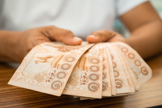 العملات الآسيوية تتراجع وسط اضطرابات الأسواق وتزايد المخاوف السياسية