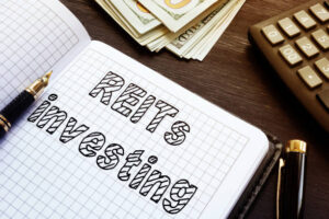 صناديق الاستثمار العقاري (REITs): دليلك الشامل لفهمها واستثمارها بذكاء