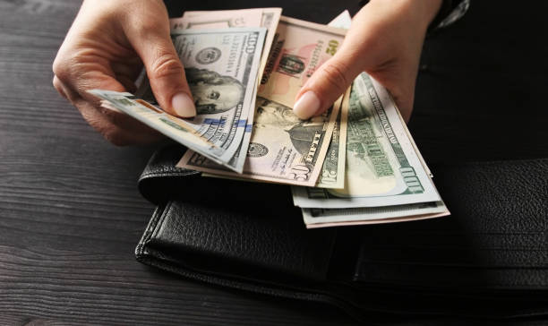 الدولار يحافظ على مكاسبه بدعم من تمديد المفاوضات التجارية بين واشنطن وبكين وإعفاء الذهب من الرسوم الجمركية