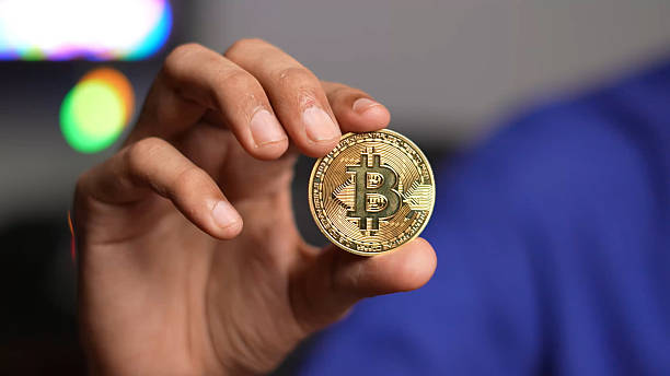 العملات الرقمية في مرمى الضوء: من احتياطات البيت الأبيض إلى اختراقات الأسعار