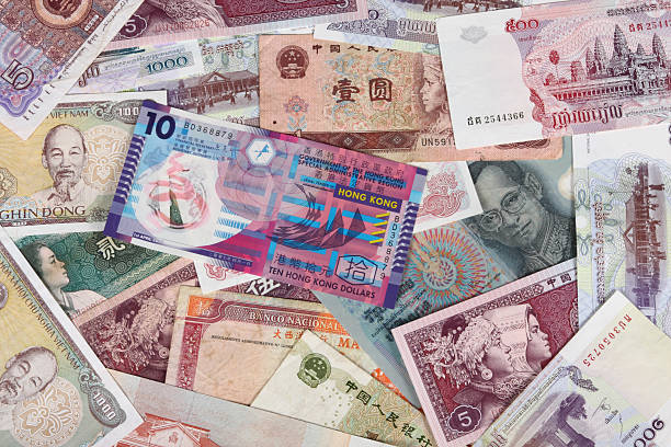 العملات الآسيوية ترتفع هامشياً وسط ضغوط التعريفات الأمريكية وعدم اليقين حول الفيدرالي