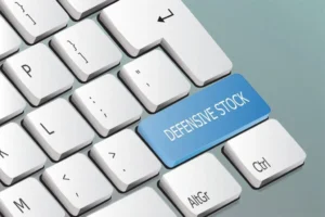 الأسهم الدفاعية مقابل أسهم النمو: أيهما الخيار الأفضل في بيئة اقتصادية متقلبة؟