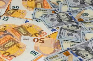 تراجع اليورو أمام الدولار وسط انتعاش العملة الأمريكية قبل قرارات الفيدرالي 2 تراجع اليورو أمام الدولار وسط انتعاش العملة الأمريكية قبل قرارات الفيدرالي